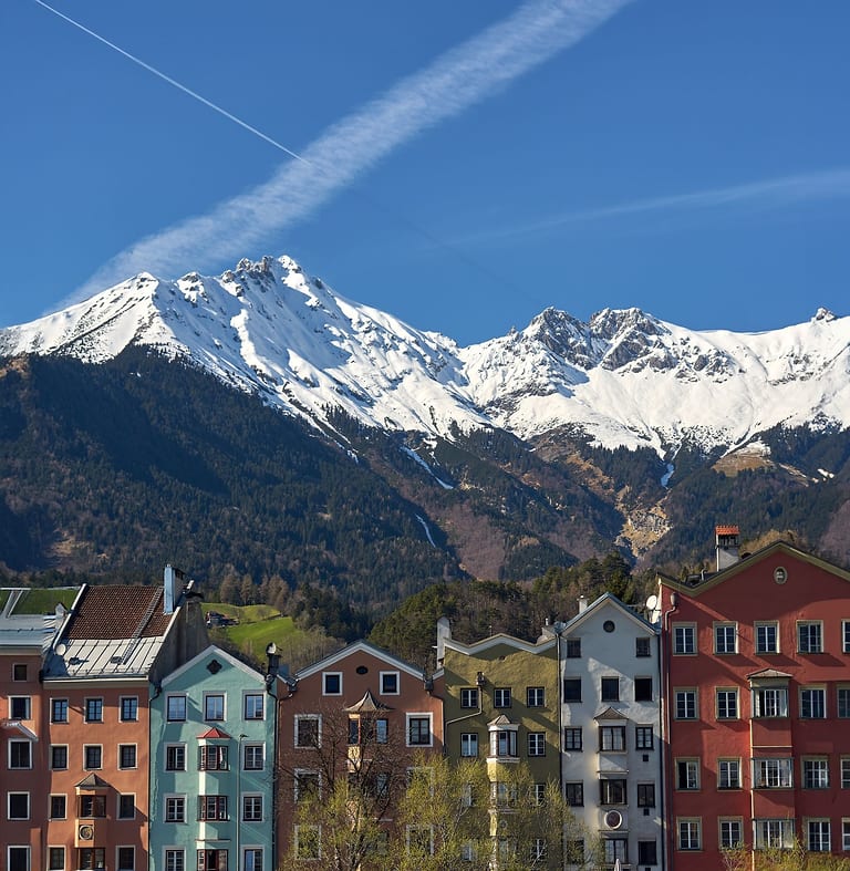 Bunte Häuserzeile in Innsbruck-Mariahilf vor der verschneiten Nordkette