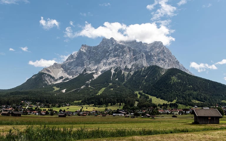 Lermoos in Tirol mit Heustadeln und Wiesen vor dem Wettersteingebirge mit der Zugspitze